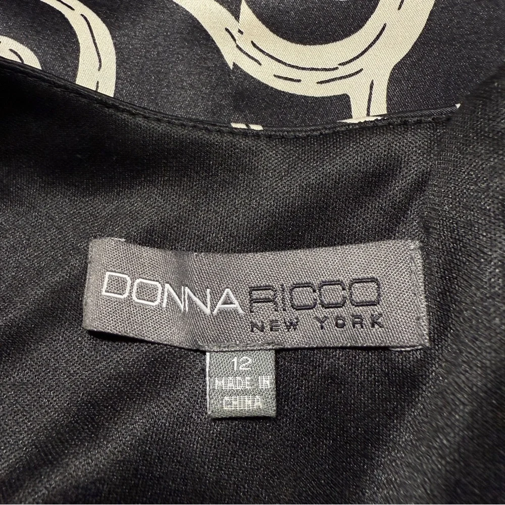 DONNA RICCO New York Black/White Scroll Design Bow Front Sheath Dress Size 12